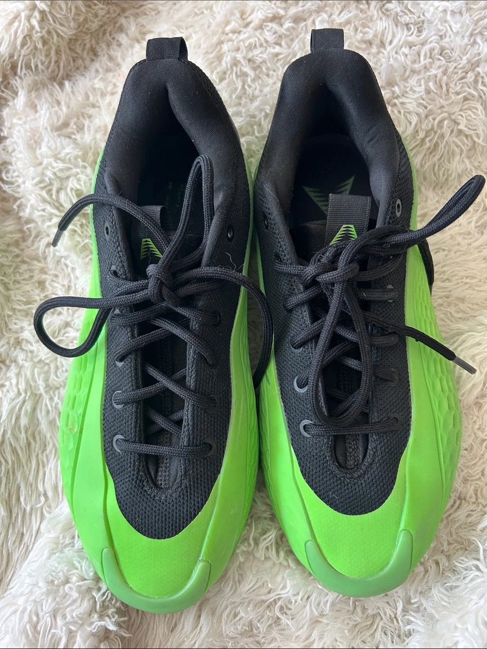 Anthony Edward’s basketball shoes size 6
